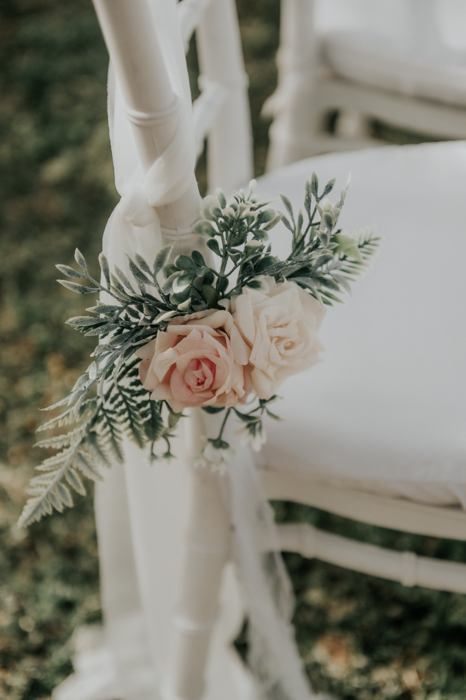 een bos bloemen op de rug van een stoel