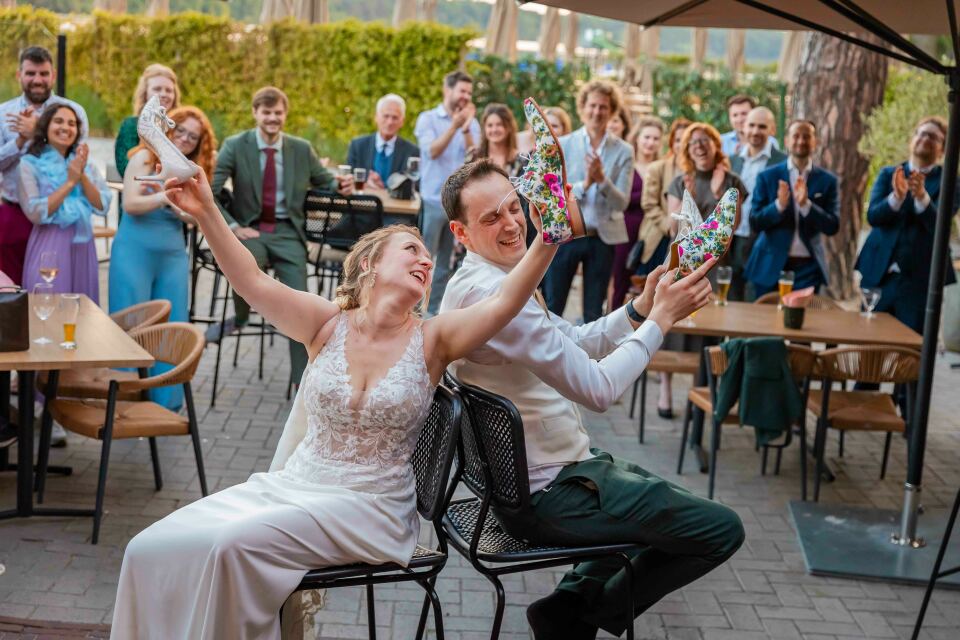 een man en een vrouw die op een stoel zitten voor een menigte mensen
