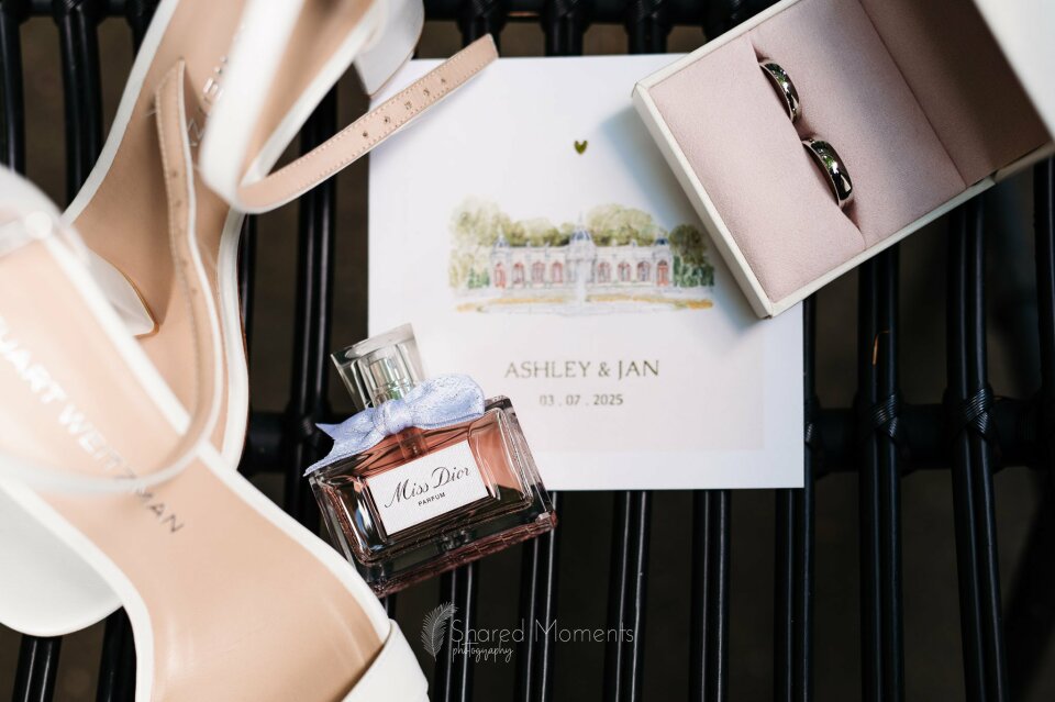 een paar schoenen en een fles parfum op een tafel