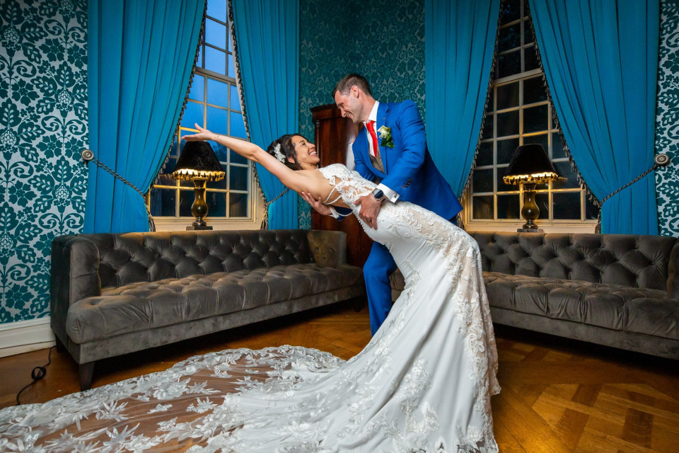 een afbeelding van een bruid en bruidegom die poseren voor een foto