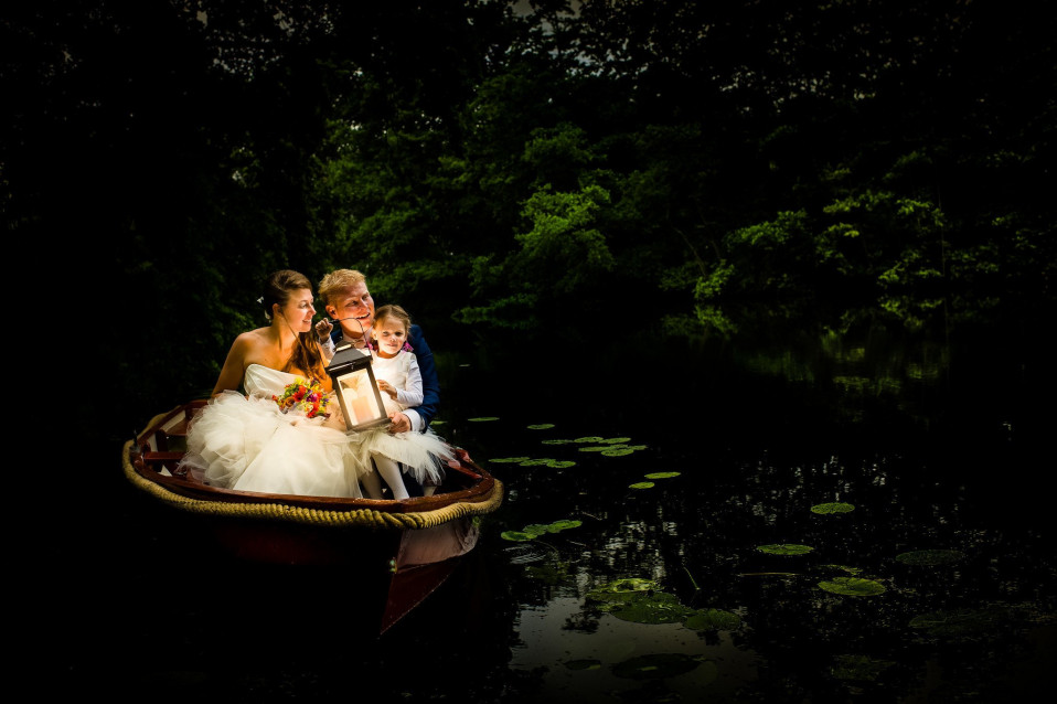 bruid en bruidegom in boot met lantaarns