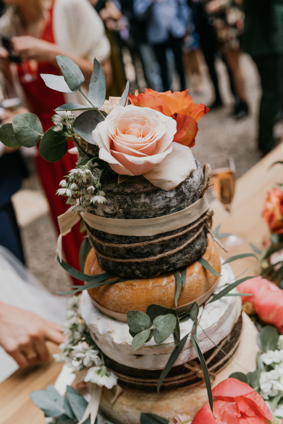 een bruidstaart met bloemen en kaas