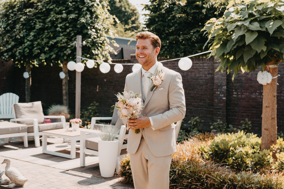 een man in een pak die in een achtertuin staat