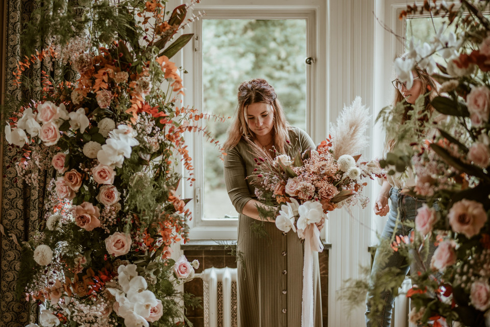 een vrouw houdt een boeket bloemen vast