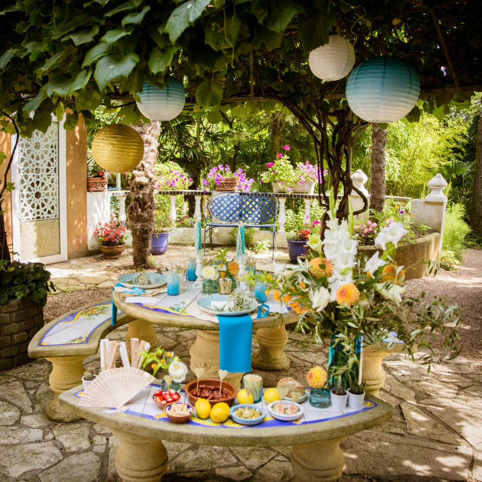 een tafel met eten en bloemen