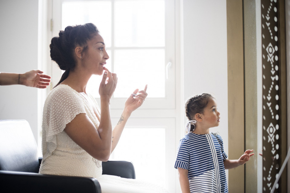 een vrouw en een kind zitten voor een spiegel