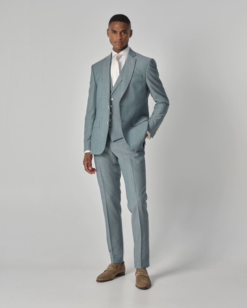 een man in een lichtblauw pak