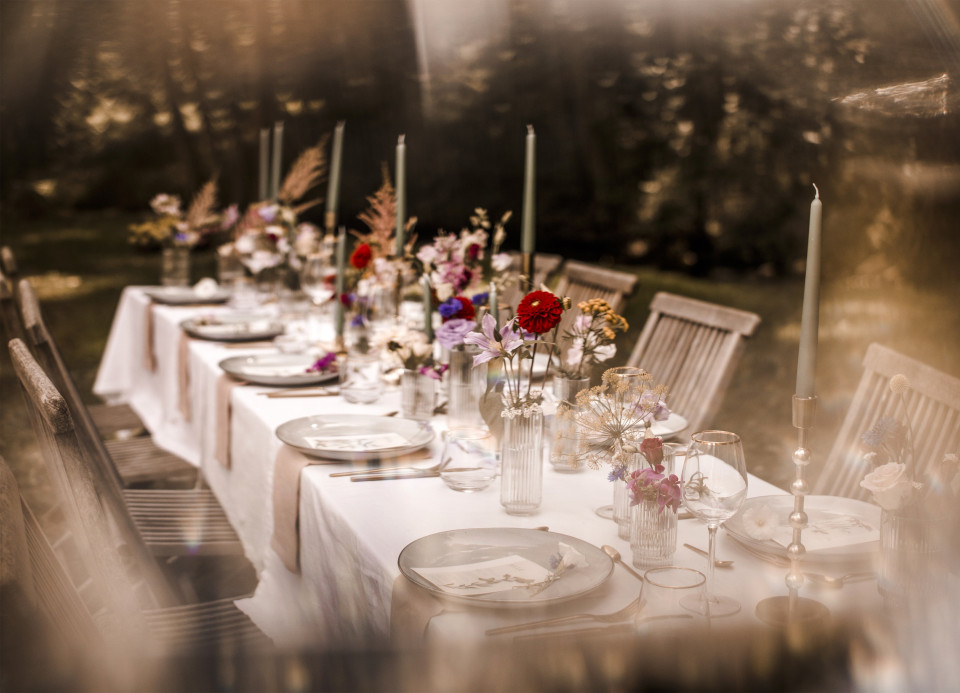Frühlingshafte Blumendeko für eine Hochzeit im Freien