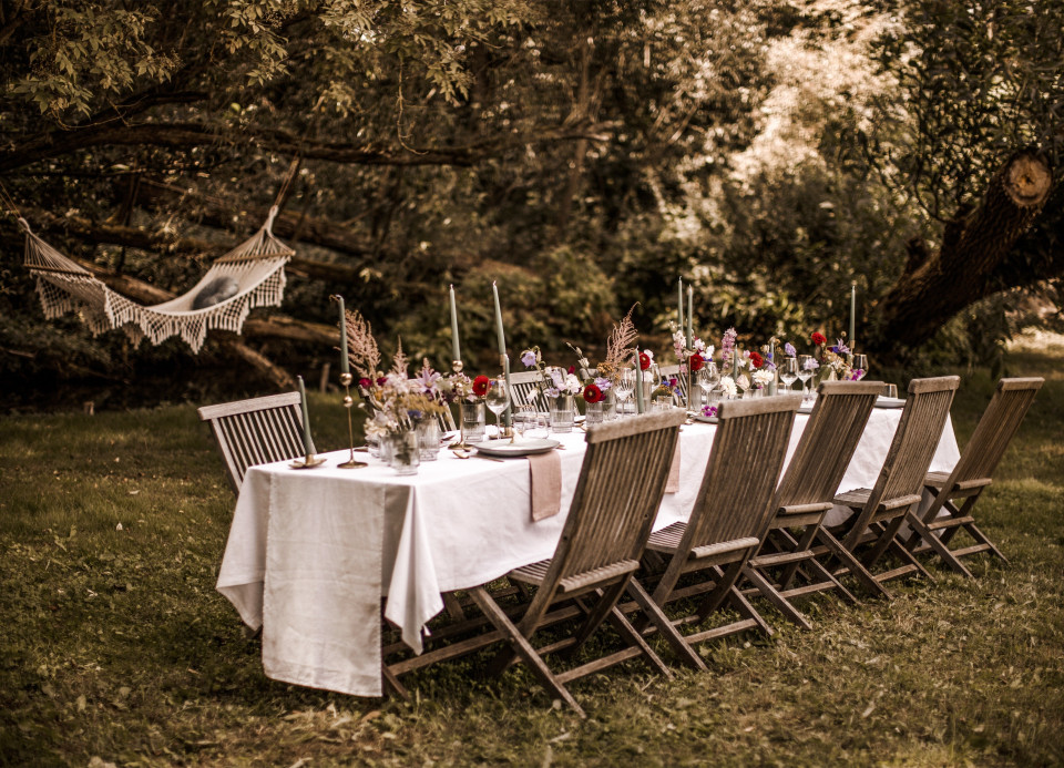 Frühlingshafte Blumendeko für eine Hochzeit im Freien