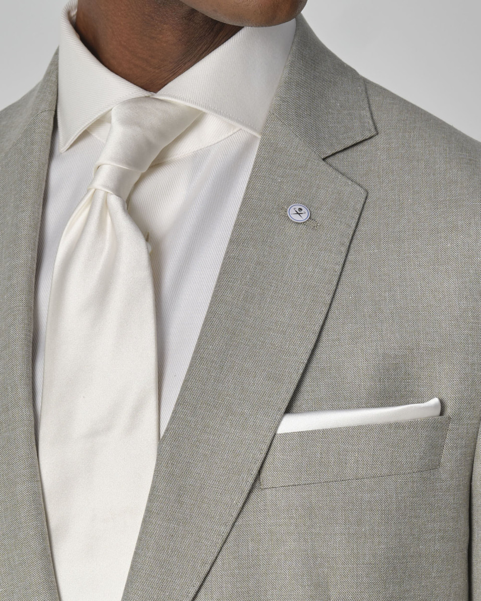 een close-up van een man in een grijs pak