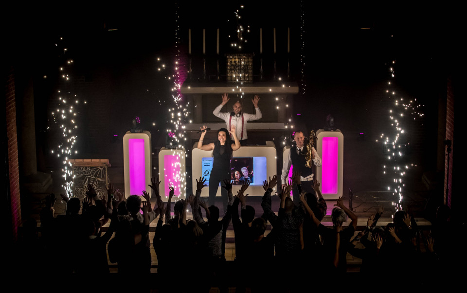 Bruiloft DJ met live artiest saxofonist