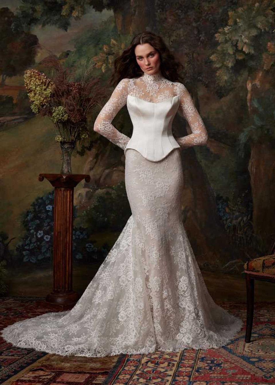 de trouwjurk is gemaakt van kant en heeft een lange mouw