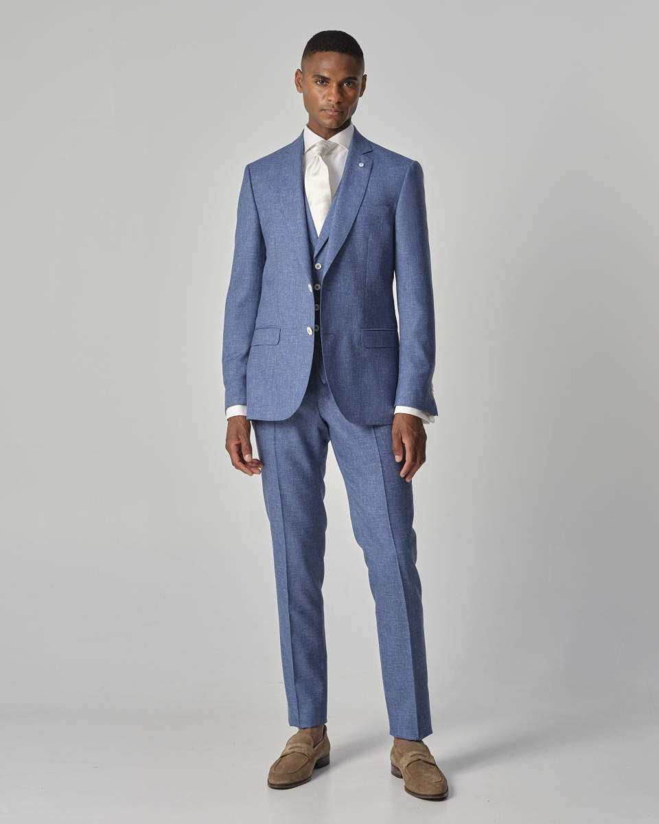 het blauwe pak is gemaakt van een lichte linnen stof