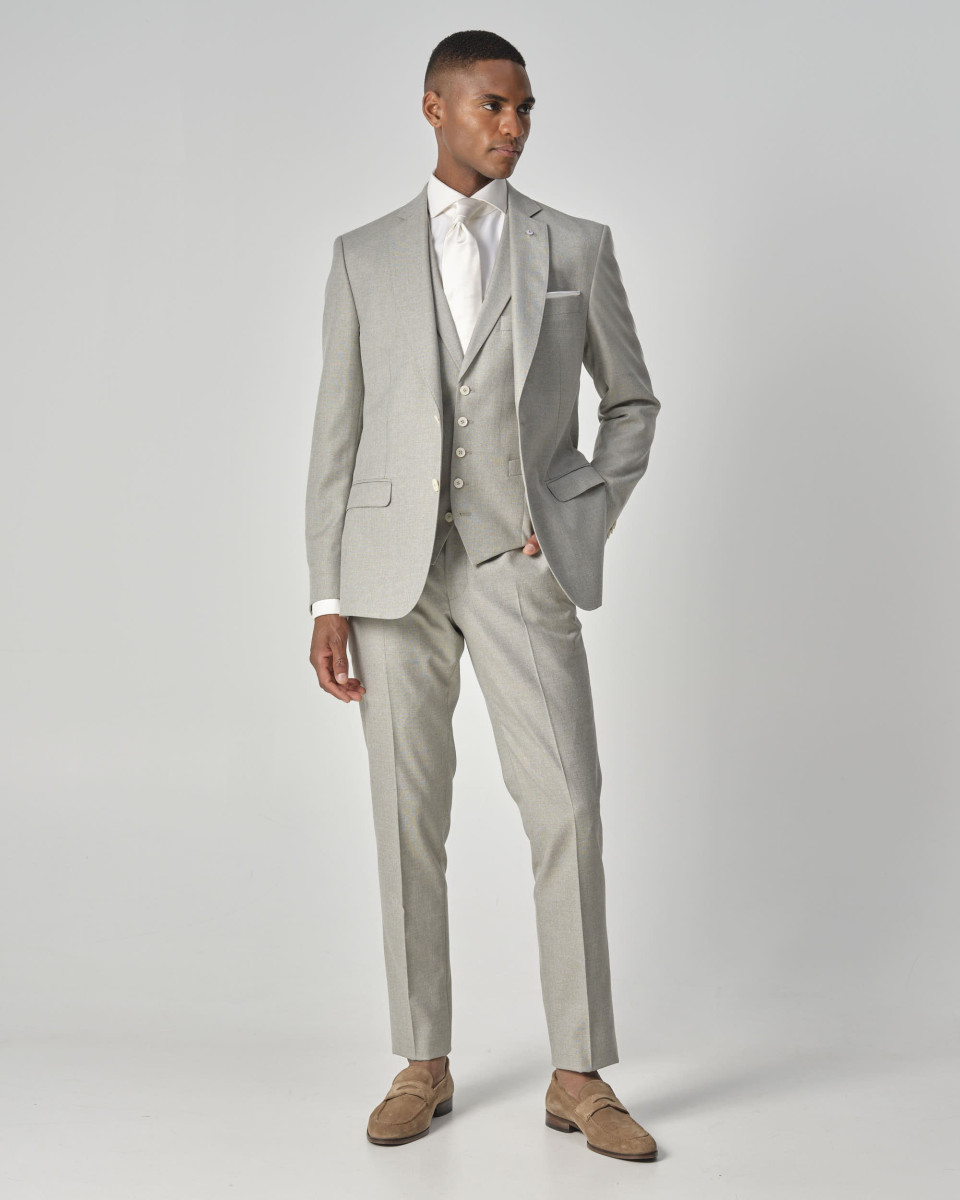 een man in een grijs pak en een wit shirt