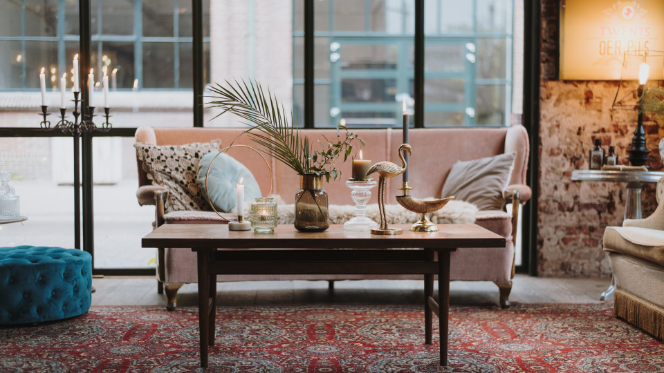een woonkamer met een bank, salontafel en een tapijt