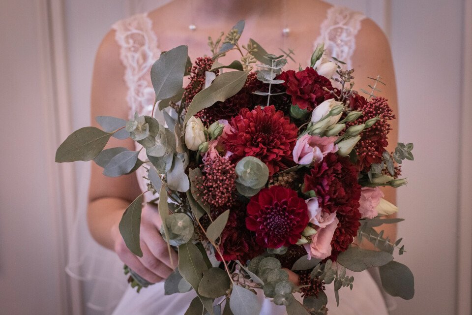Brautstrauß mit roten Chrysanthemen
