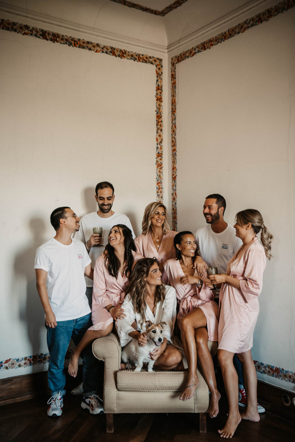 een groep mensen in roze gewaden en witte shirts