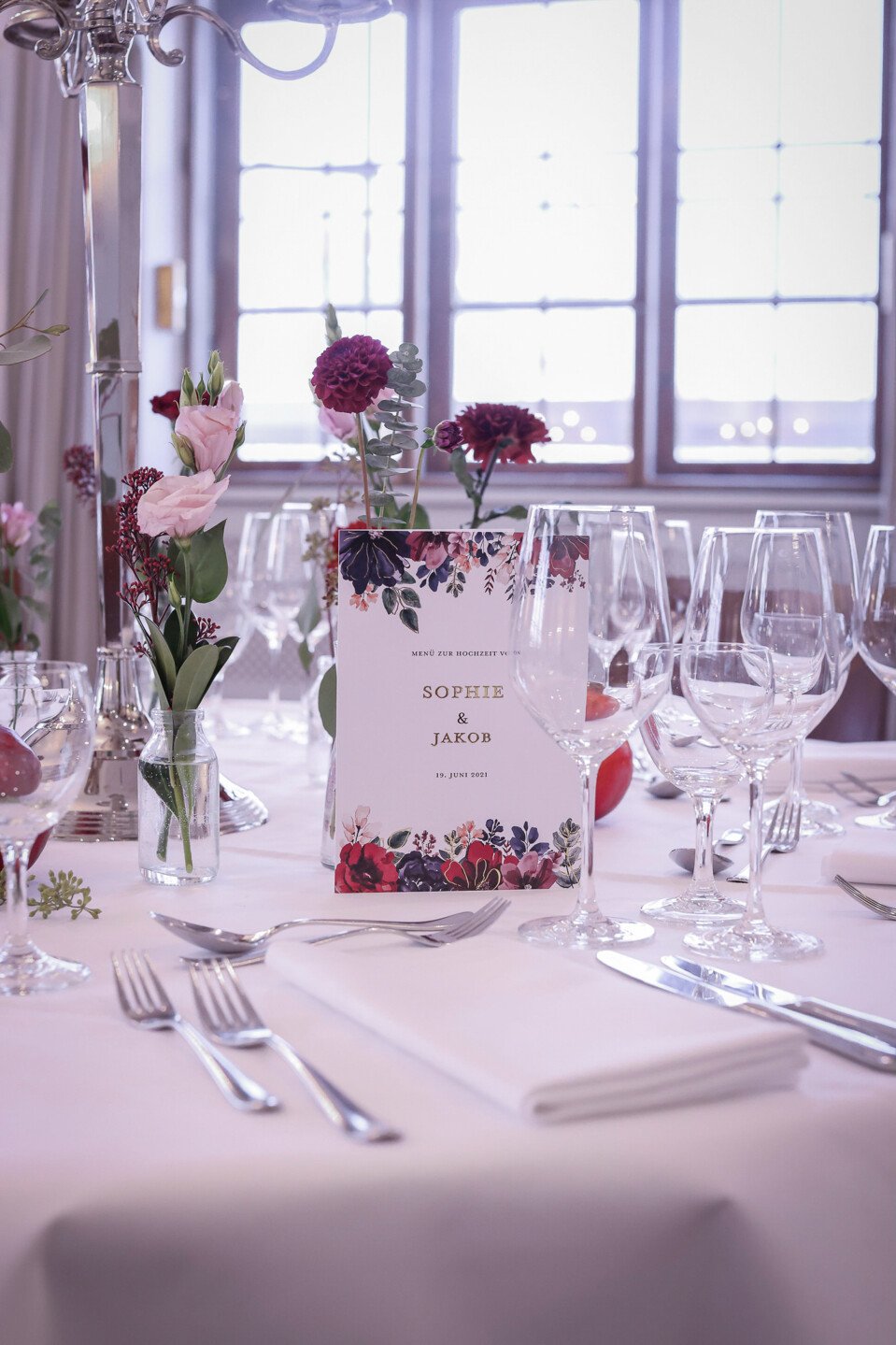 Hochzeitskarten mit Blumendekoration