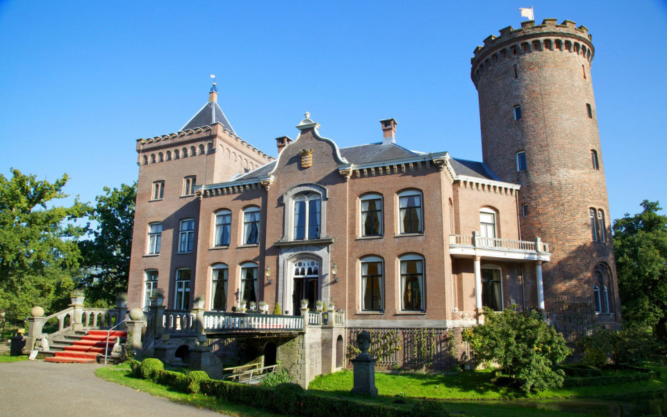 een groot kasteel met een toren