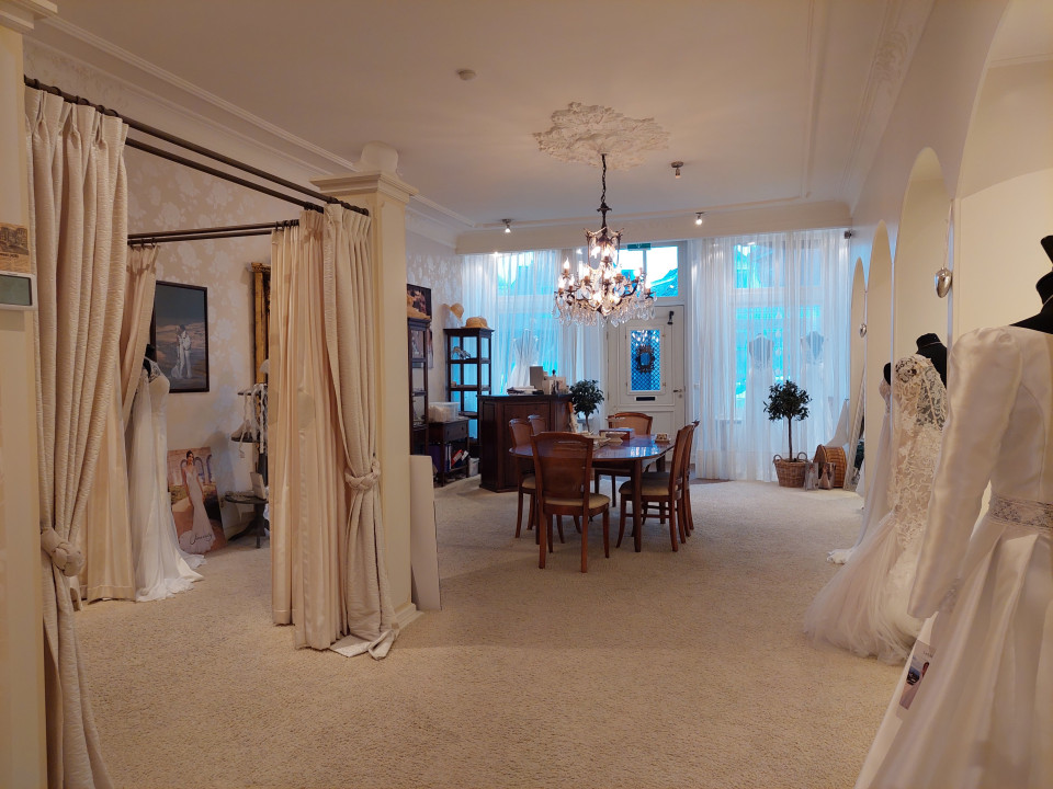 Trouwjurk passen bij Bruidsboutique Mari Anna