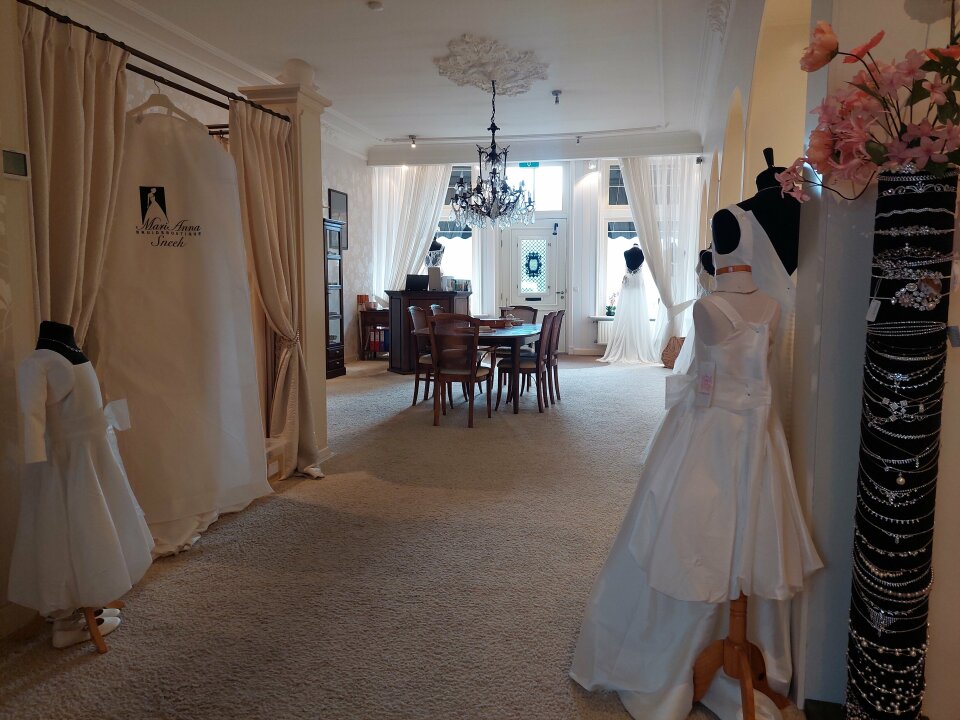 een jurk op een mannequin in het midden van de kamer