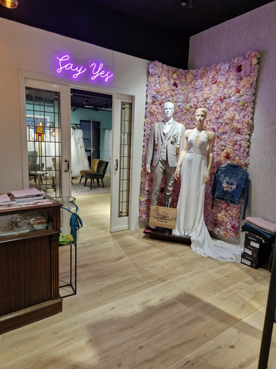 Trouwjurk passen bij Het Boudoir Bruidsmode