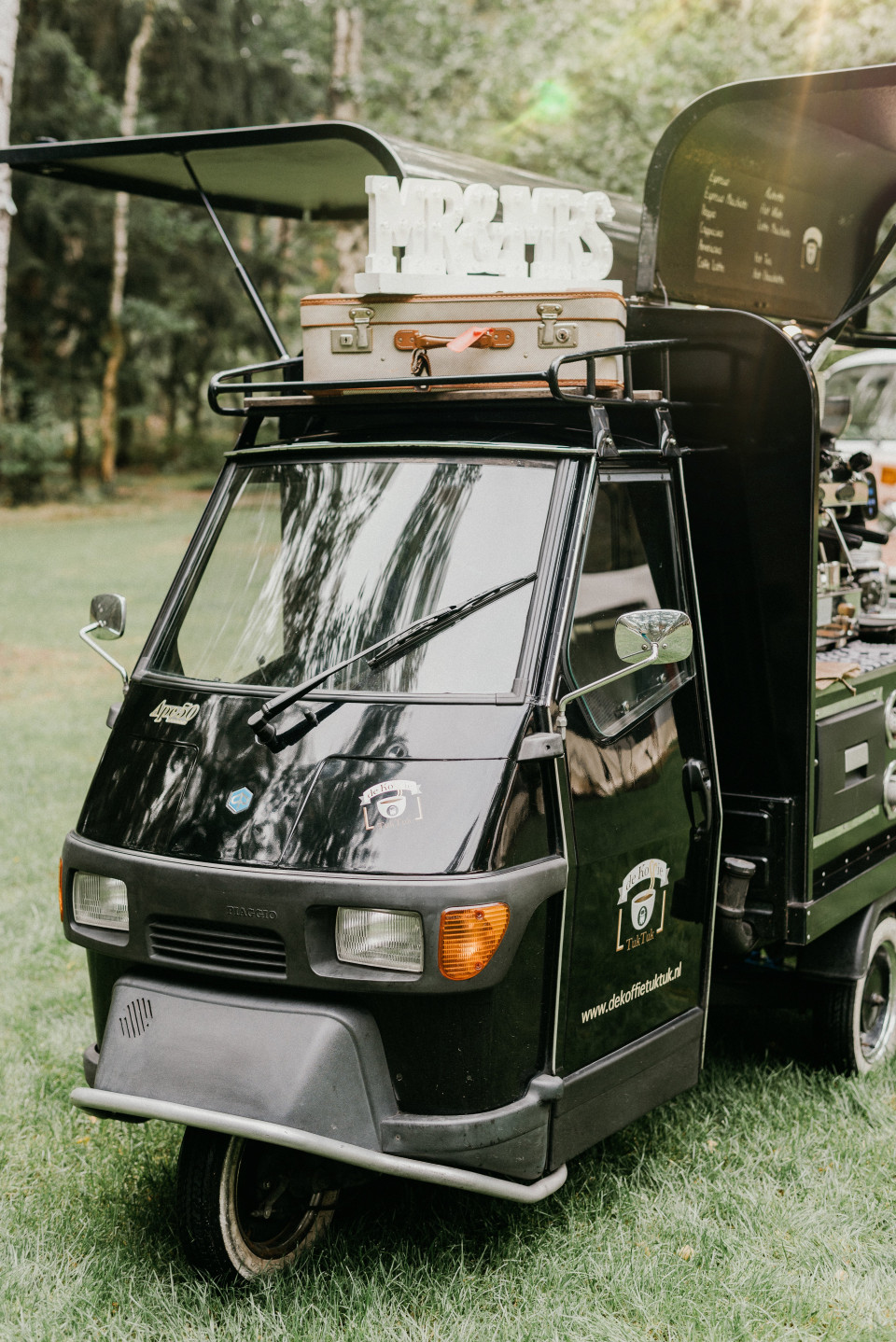 Mobile Bar Services for Weddings: Vintage Trucks, Trailer Bars, and Full-Service Cocktail Catering on Wheels
