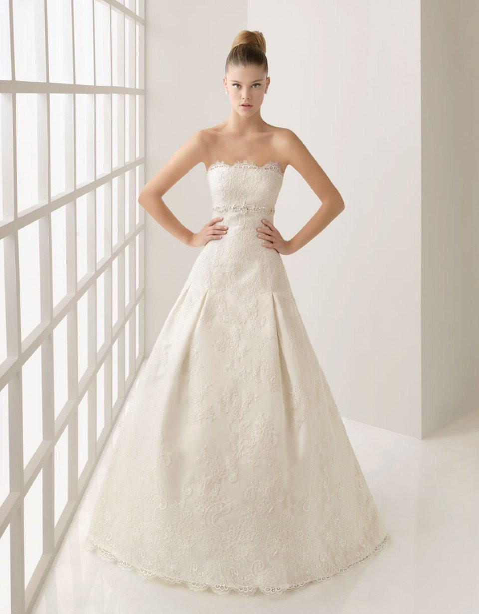 de strapless trouwjurk is gemaakt van kant en heeft een sweetheart halslijn