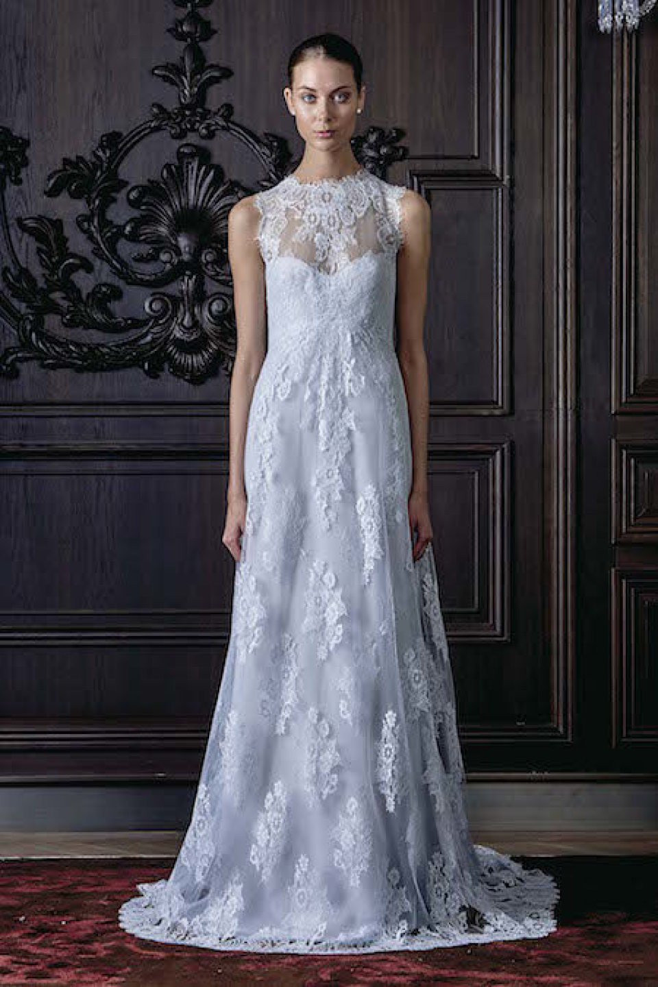 de trouwjurk is een witte kanten japon met een transparante halslijn