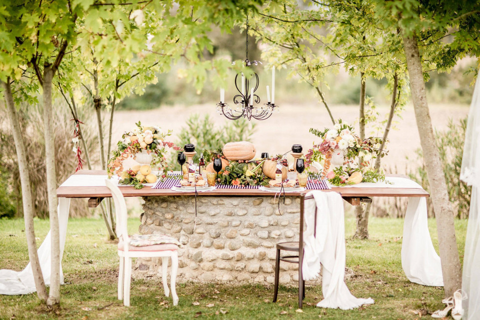 een buiten trouwtafel met witte en paarse bloemen