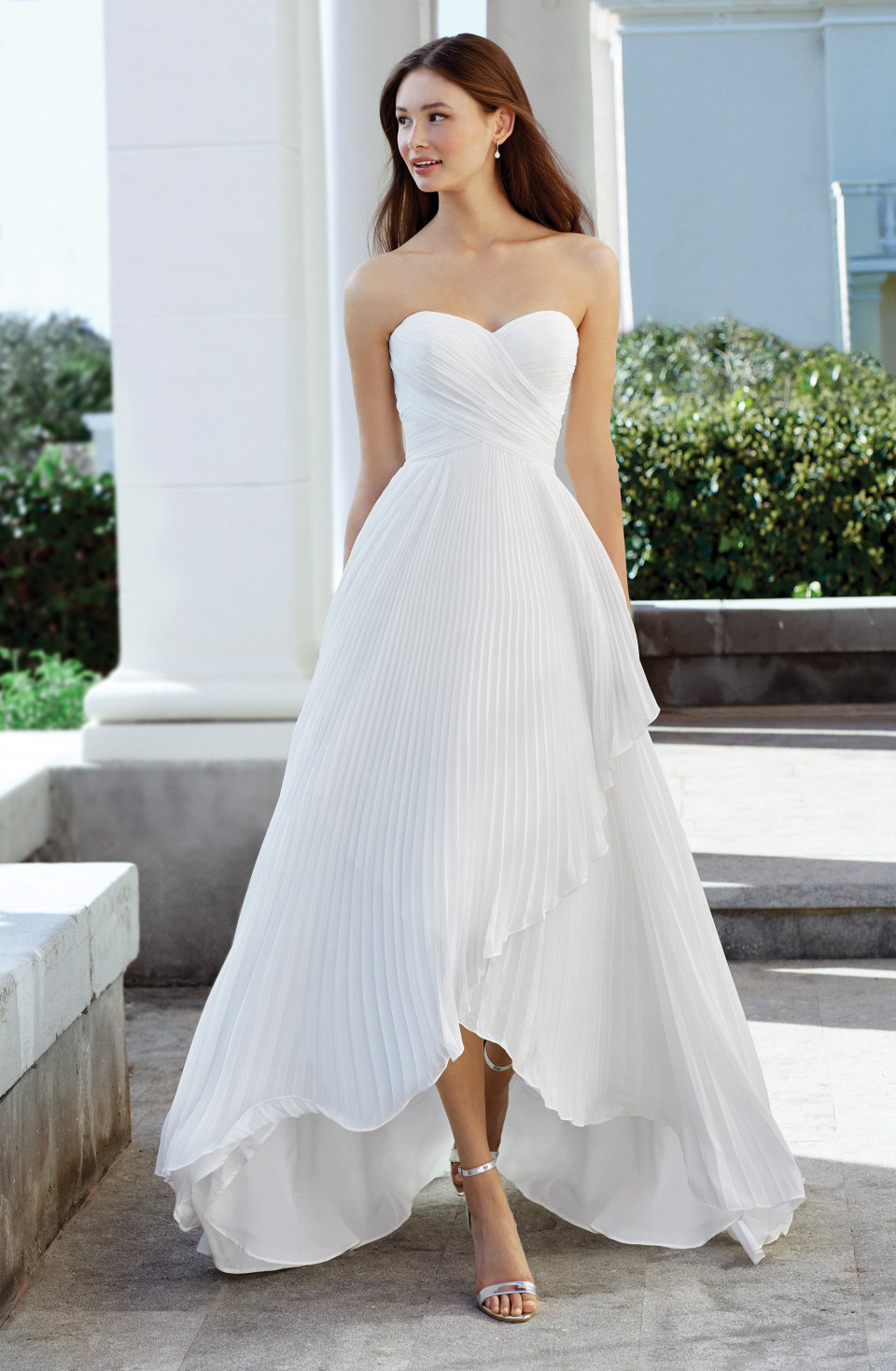 een vrouw in een strapless witte trouwjurk