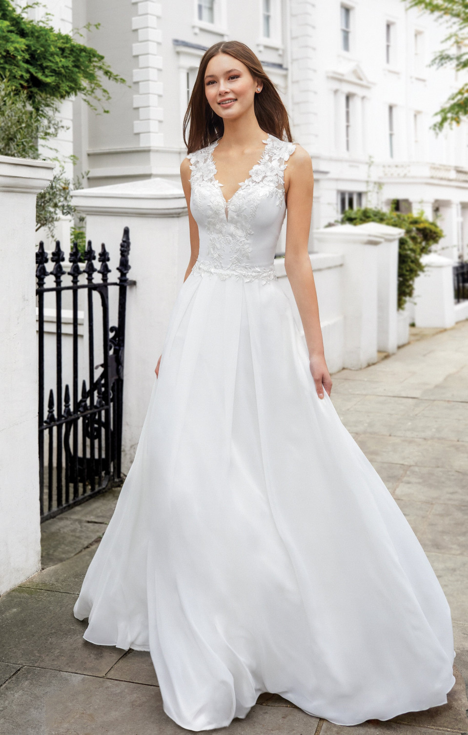 een mooie vrouw in een trouwjurk op straat