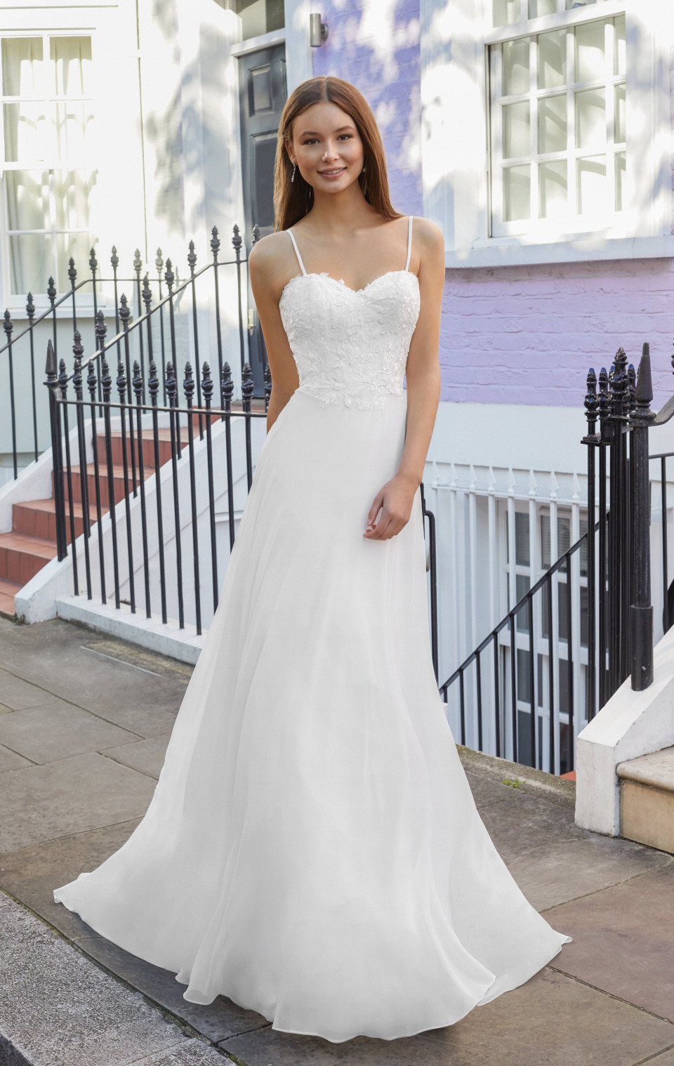 een mooie bruid die een witte trouwjurk draagt