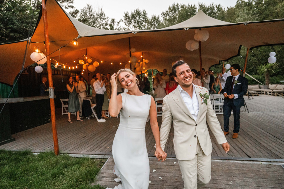 de bruid en bruidegom lopen samen de gang af