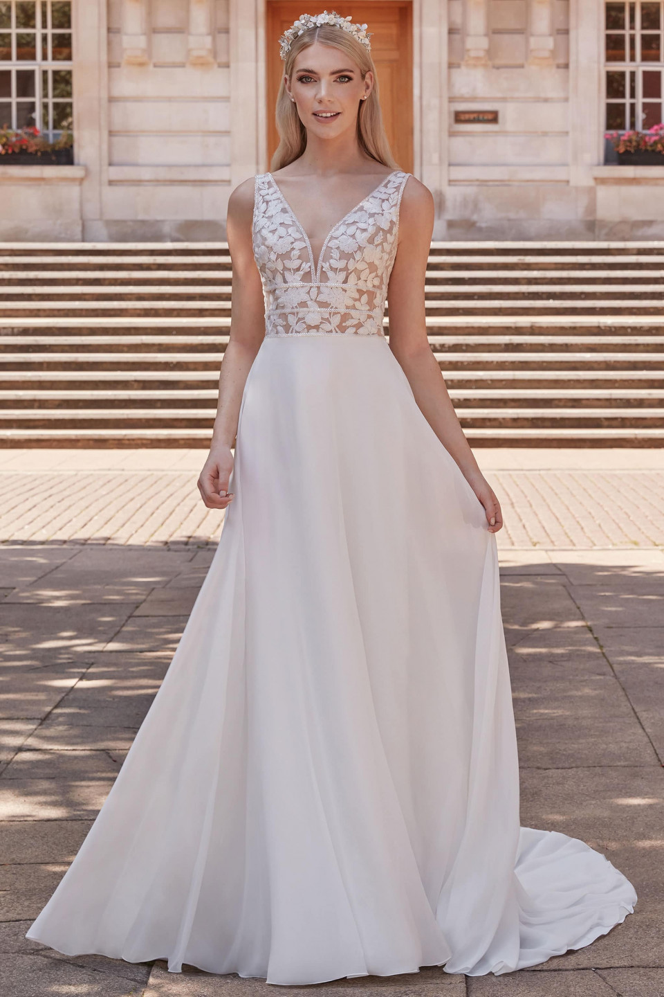 de prachtige trouwjurk staat buiten tentoongesteld