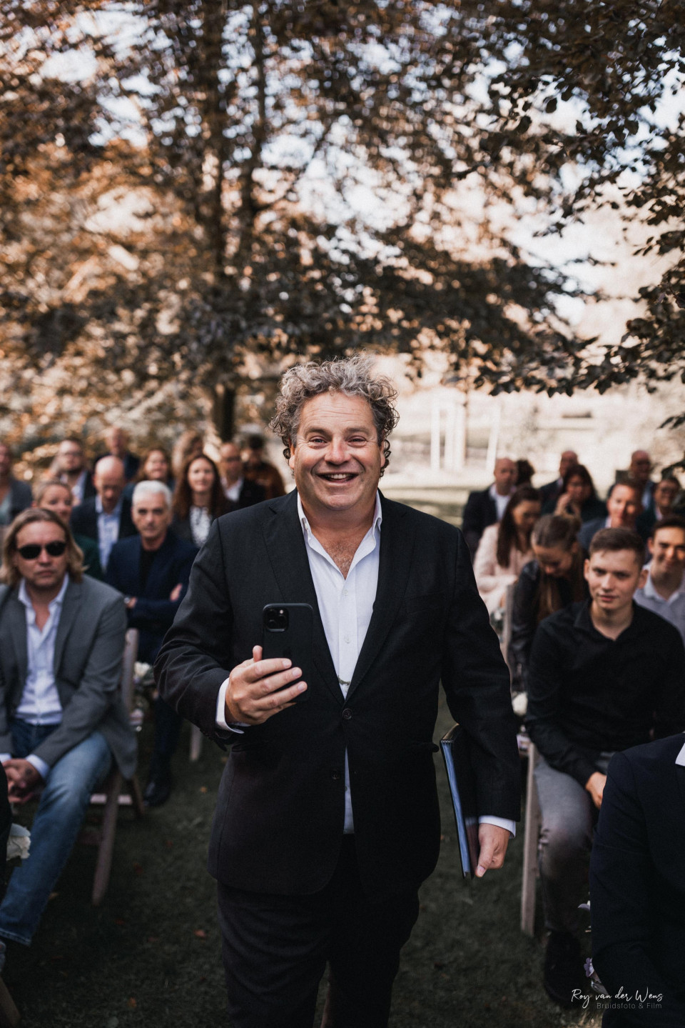 een man in pak loopt door het gangpad