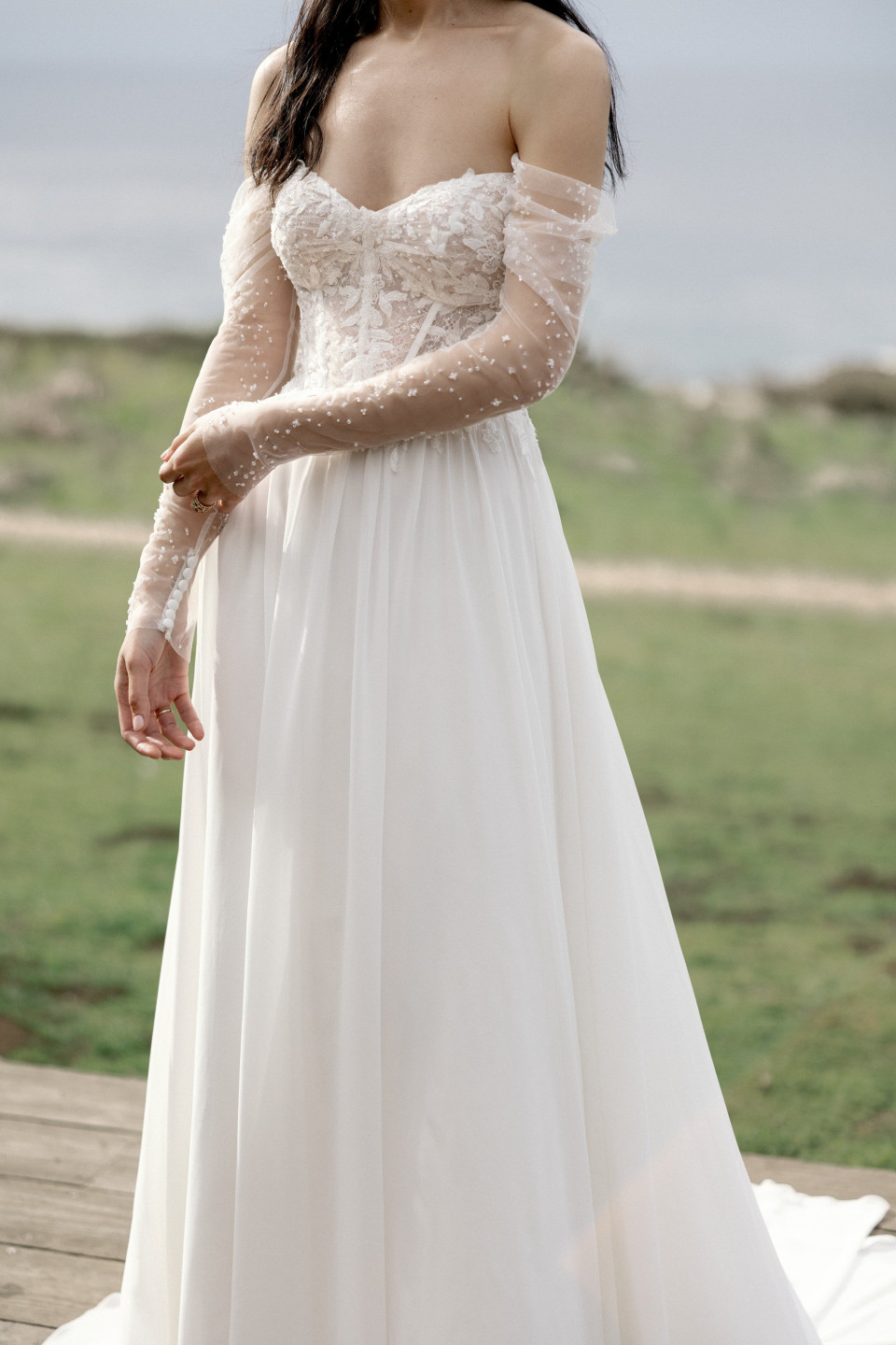 een vrouw in een trouwjurk poseren voor een foto
