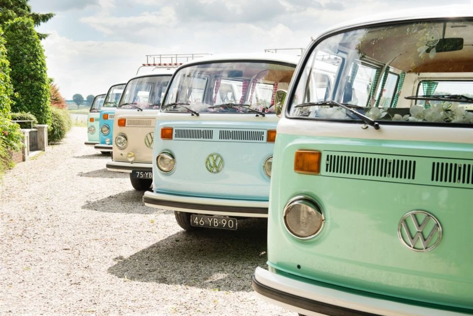 een rij vintage vw-bussen geparkeerd op een rij