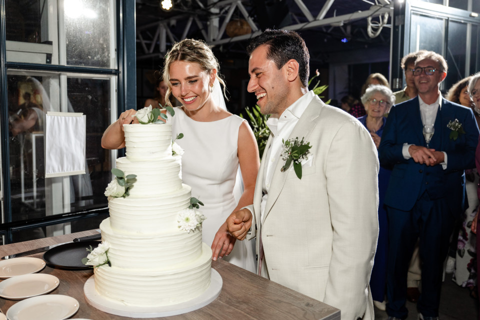 Wedding Cake Cutting: Tradition, Timing, and How To