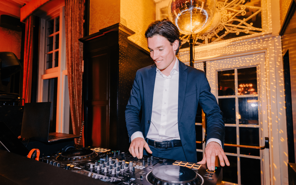 Muziek van base-events details