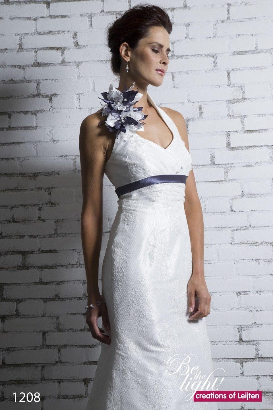 een vrouw in een witte jurk en blauwe bloem