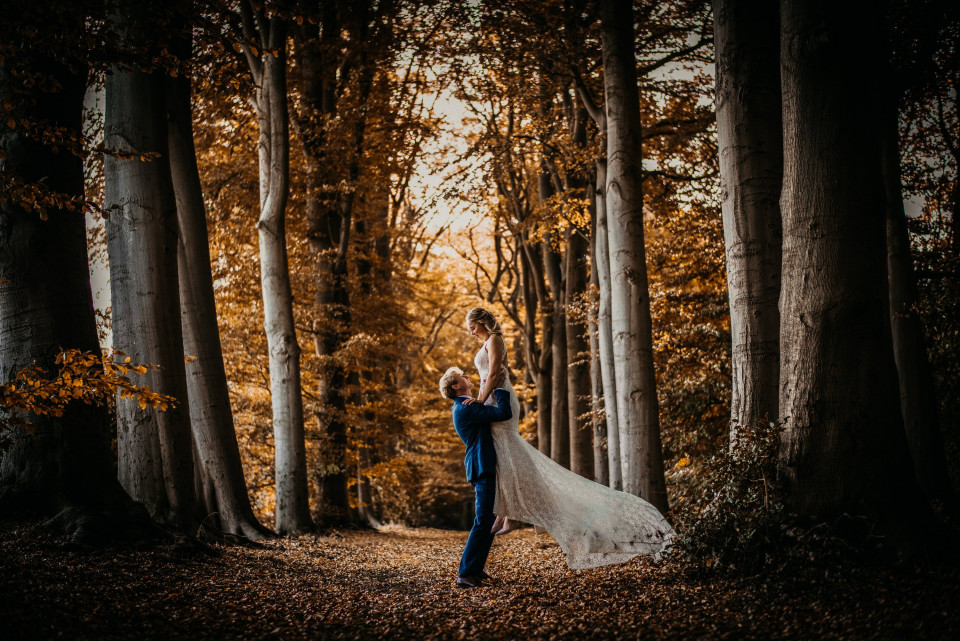 trouwfotograaf in het bos