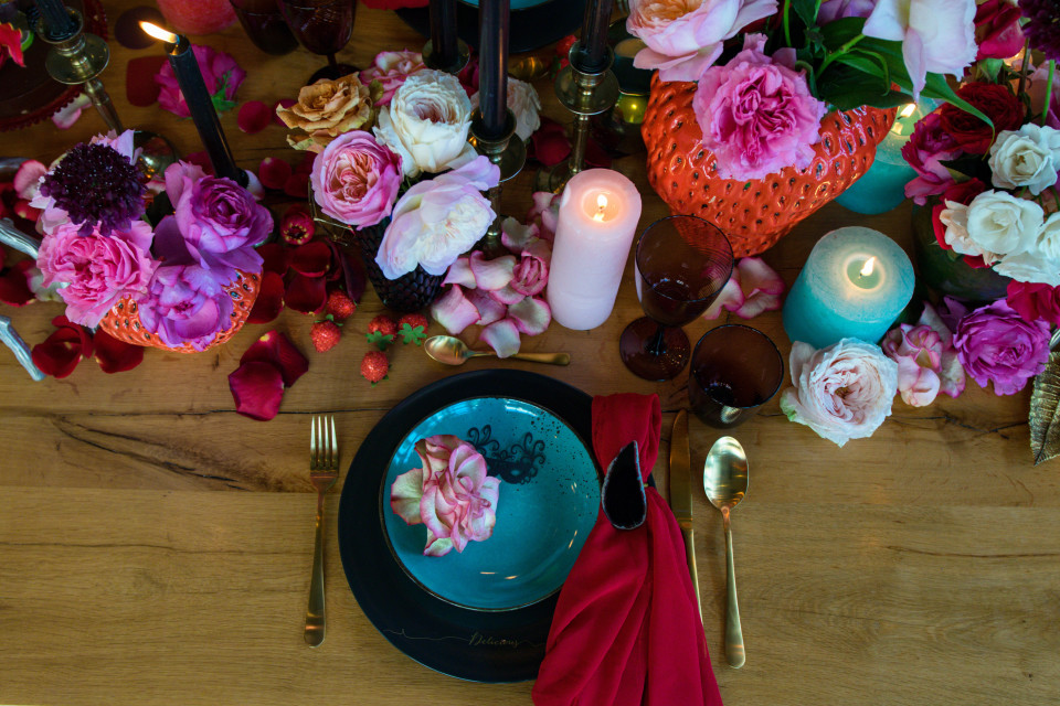een tafel met bloemen en kaarsen
