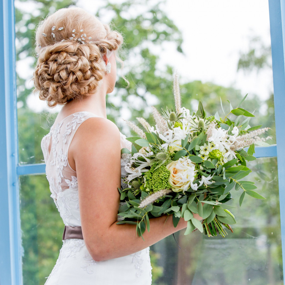 een bruid met een boeket bloemen