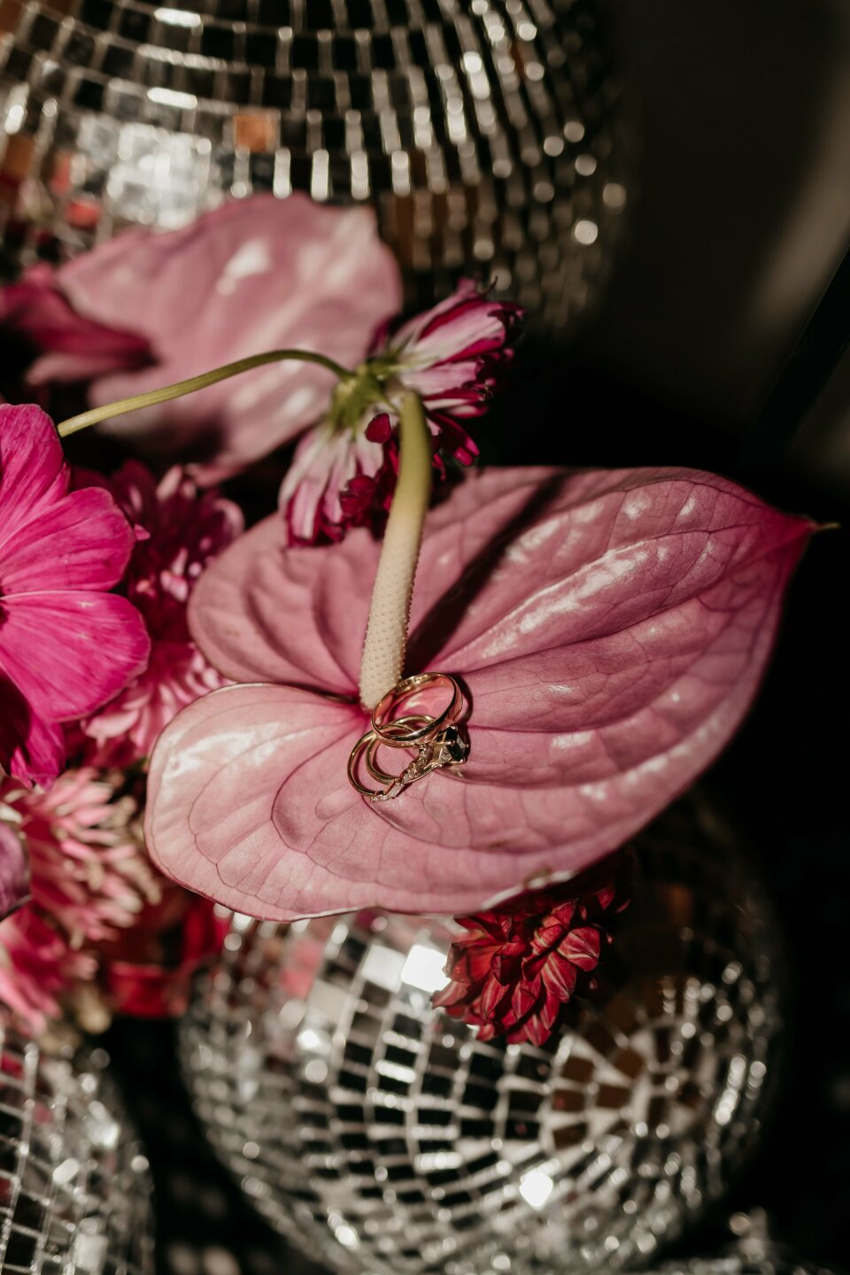 een close-up van een vaas met bloemen erin