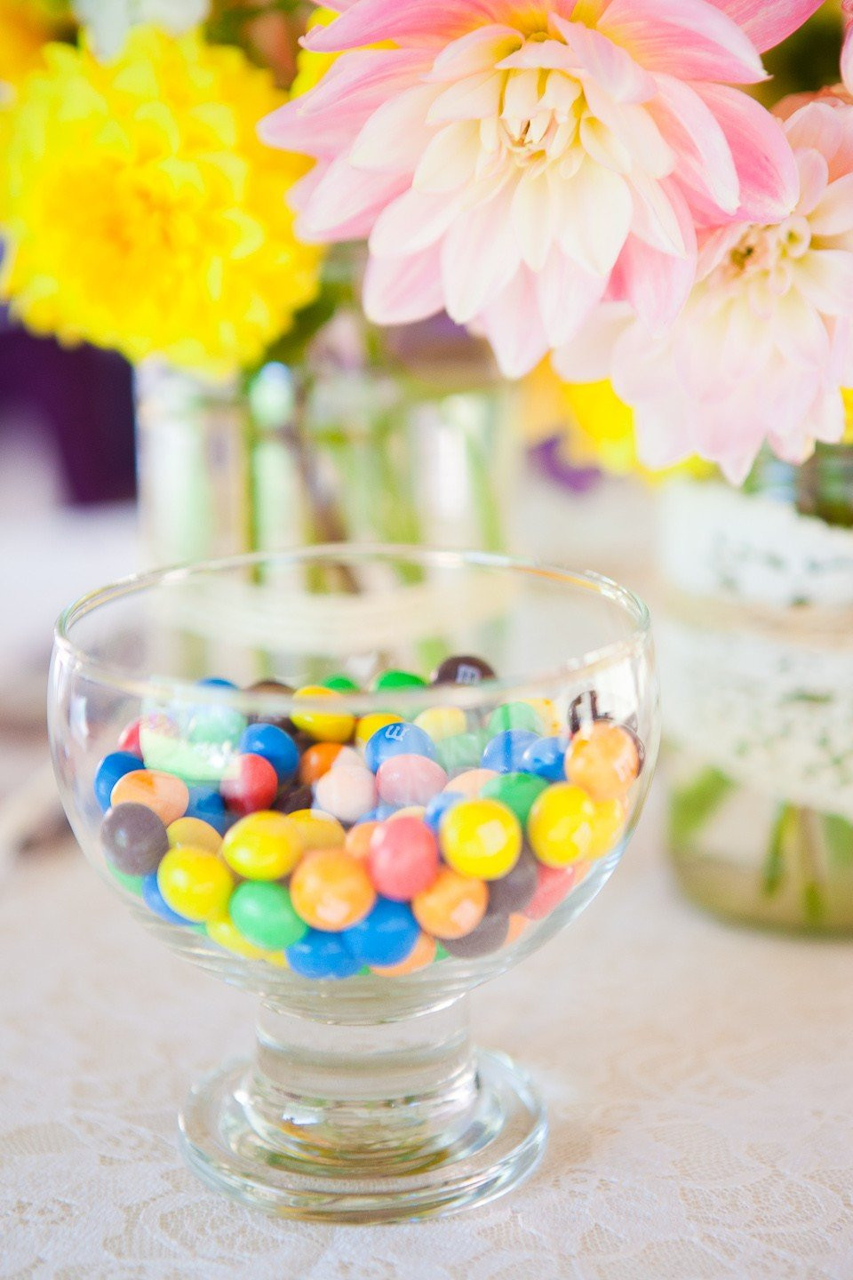 een kom gevuld met snoep