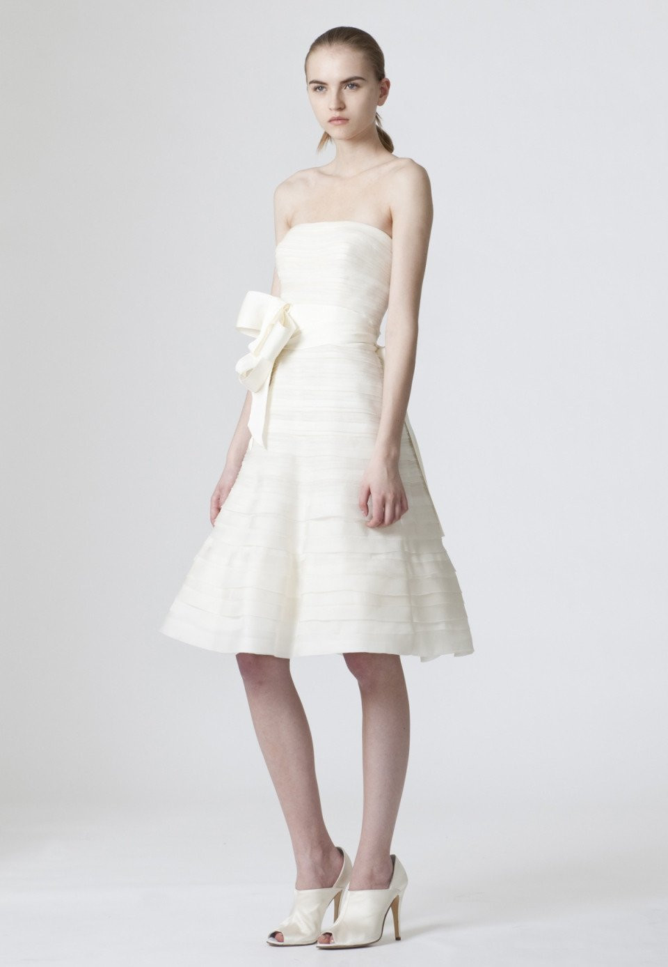 de strapless jurk is gemaakt van een witte stof