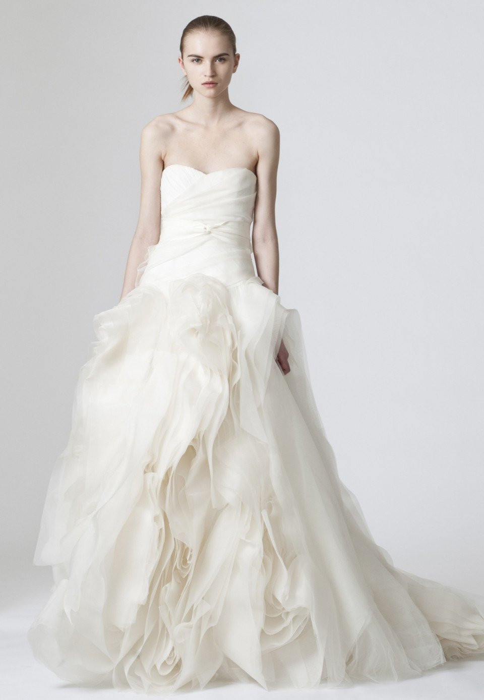de trouwjurk is gemaakt van tule en organza