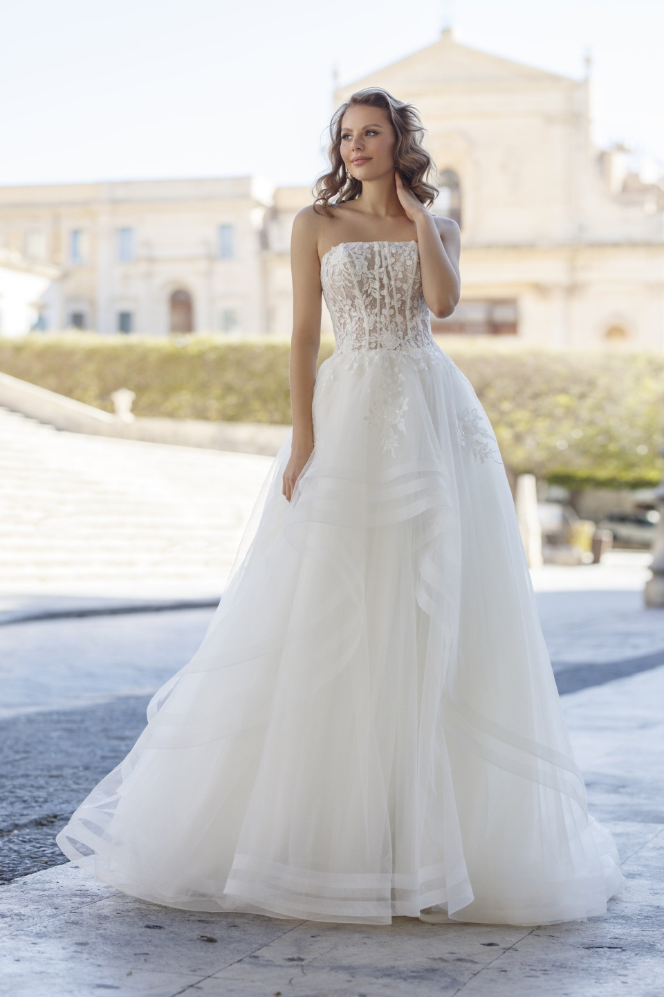 de trouwjurk is een strapless jurk met een tule rok