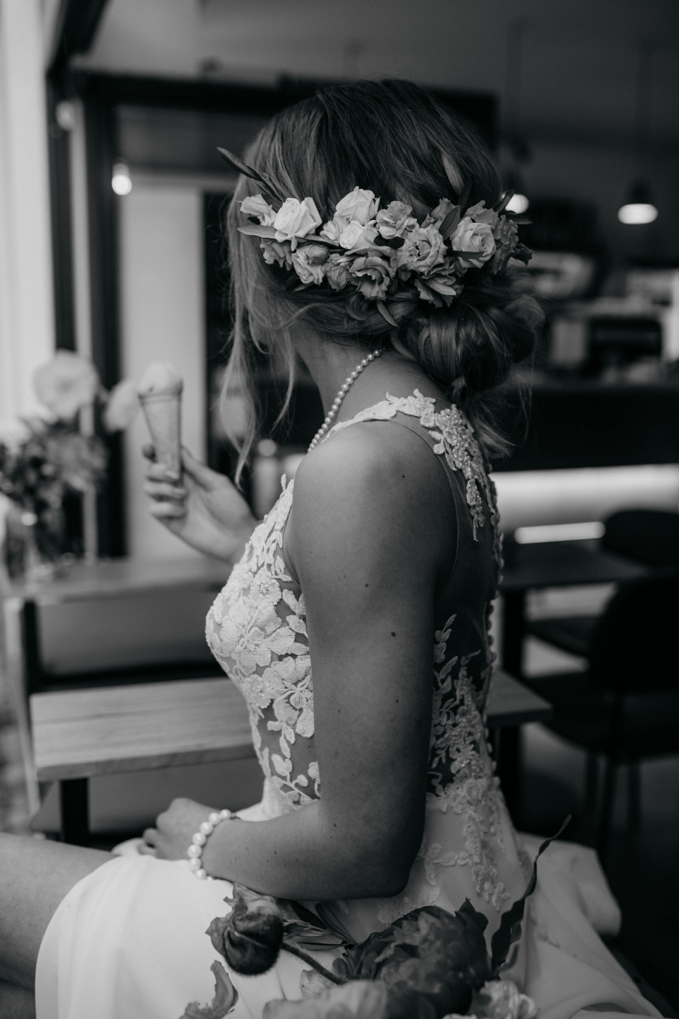 Frühsommerliche Hochsteckfrisur mit Blumen